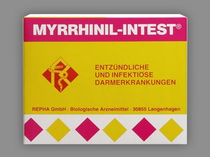 Hier sieht man eine historische Schachtel des Arzneimittel MYRRHINIL-INTEST