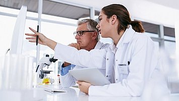 Mitarbeiter:innen bei Tätigkeit im Labor