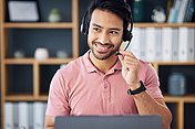 costumer service Ein Mann sitzt vor dem Laptop und telefoniert