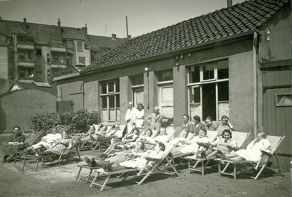 Mittagspause in der Firma Repha zu Gründerzeiten Hier sieht man ein Bild aus den Gründerzeiten der Repha mit Mitarbeitern in der Mittagspause auf Liegestühlen